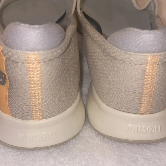 New balance, beige,/Tan slip On Sneakers size 9 - Picture 9 of 11